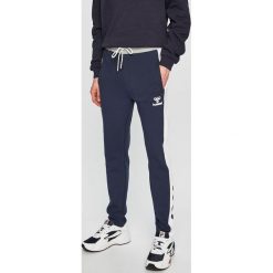 Hummel - Spodnie. Niebieskie spodnie treningowe długie Hummel, l, bez wzorów, z bawełny. W wyprzedaży za 139.90 zł.