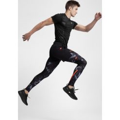 Getry do biegania męskie SPMF200 - czarny allover. Legginsy długie sportowe marki Under Armour. W wyprzedaży za 99.99 zł.