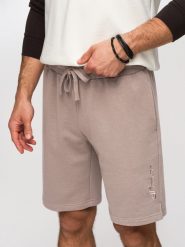 Szorty męskie REGULAR FIT z dzianiny french terry - ciemnobeżowe V2. Brązowe szorty Ombre Clothing, m, z aplikacjami, z bawełny, wizytowe. W wyprzedaży za 104.99 zł.
