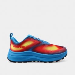 Buty trailowe męskie Inov-8 TrailFly Max Wide. Czerwone buty do biegania Inov-8, bez wzorów, bez zapięcia, do biegania. Za 440.99 zł.