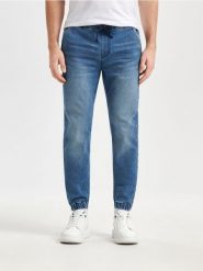 Jeansy jogger - granatowy. Niebieskie joggery i bojówki Sinsay, bez wzorów, z jeansu. Za 59.99 zł.