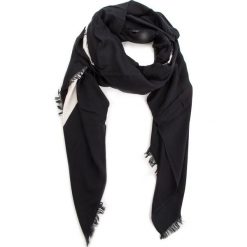 Chusta CALVIN KLEIN - Calvin Race Square Scarf K60K604911 001. Czarne szaliki CALVIN KLEIN, bez wzorów, z materiału. W wyprzedaży za 189.00 zł.