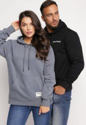 Granatowo-Szara Bluza Wykończona Polarem z Kieszonką i Nadrukiem na Tyle Lilles. Niebieskie bluzy Born2be, m, bez wzorów, z polaru, z kapturem. W wyprzedaży za 84.99 zł.