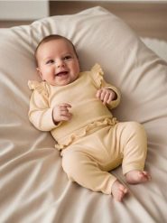 Komplet: koszulka i legginsy - kremowy. Białe legginsy długie sportowe Sinsay, l, bez wzorów. Za 22.99 zł.