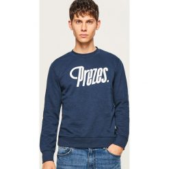 Sportowa bluza z nadrukiem - Granatowy. Niebieskie bluzy bez kaptura marki Reserved, z nadrukiem. W wyprzedaży za 49.99 zł.