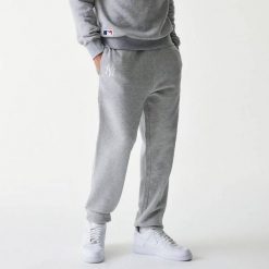Pantalon MLB New York Yankees New Era Jogger Gris. Szare joggery i bojówki New Era, m, bez wzorów, z materiału, eleganckie. Za 176.15 zł.