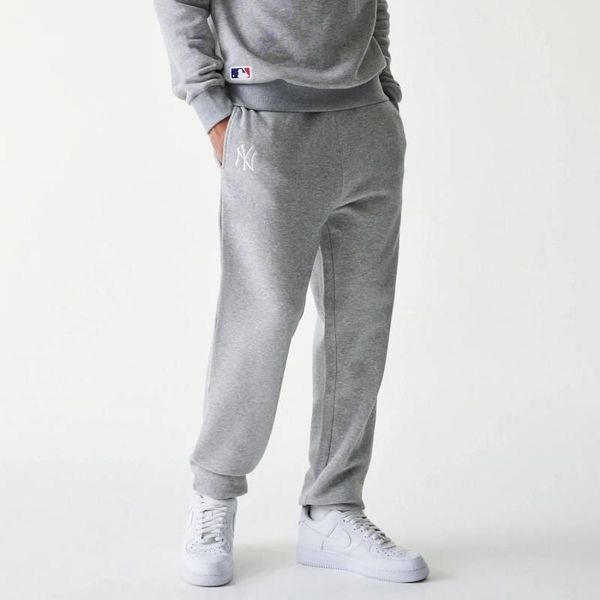 Pantalon MLB New York Yankees New Era Jogger Gris. Szare joggery i bojówki New Era, m, bez wzorów, z materiału, eleganckie. Za 176.75 zł.