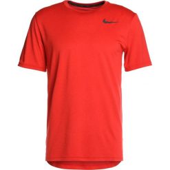 Nike Performance BREATHE HYPER DRY Tshirt z nadrukiem habanero red/university red/black. T-shirty marki Nike Performance. W wyprzedaży za 125.10 zł.