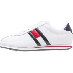 Tommy Jeans RETRO FLAG Sneakersy niskie white. Buty sportowe casual marki Tommy Jeans. Za 379.00 zł.