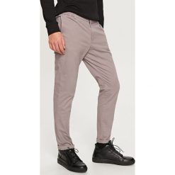 Eleganckie joggery - Jasny szar. Joggery i bojówki marki Reserved. W wyprzedaży za 29.99 zł.
