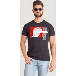 T-SHIRT Versace Jeans. Czarne t-shirty Versace Jeans, l, bez wzorów, z bawełny, bez kołnierzyka, bez ramiączek. Za 305.00 zł.