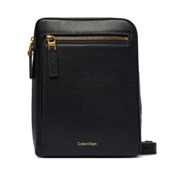 Saszetka Calvin Klein. Czarne torby na ramię CALVIN KLEIN, bez wzorów, małe, bez dodatków. Za 409.99 zł.