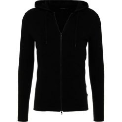 J.LINDEBERG ROLLER HOOD MICRO WAFFLE Kardigan black. Bluzy marki J.LINDEBERG. Za 629.00 zł.