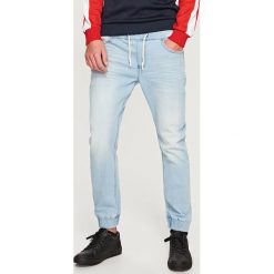 Jeansowe joggery slim fit - Niebieski. Jeansy marki Reserved. W wyprzedaży za 39.99 zł.