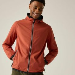 Vesta nieprzemakalna Regatta Rehan. Brązowe kurtki przeciwdeszczowe Regatta, bez wzorów, z materiału, bez kaptura. Za 368.50 zł.