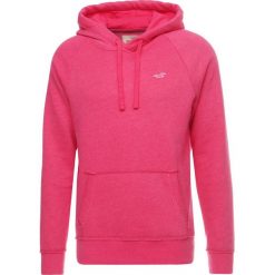 Hollister Co. ICON Bluza z kapturem dark pink. Bluzy z kapturem marki Hollister Co., l, z bawełny, z kapturem. W wyprzedaży za 143.10 zł.