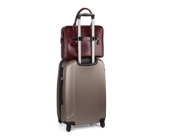 Skórzana torba na laptop z uchwytem na walizkę Solier SL23 bordowa. Czerwone torby na laptopa Solier. Za 496.99 zł.