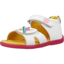 Sandały AGATHA RUIZ DE LA PRADA 242901A Biały. Białe sandały AGATHA RUIZ DE LA PRADA, ze skóry, bez zapięcia. Za 246.55 zł.