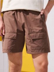 Bawełniane szorty wiązane w talii z kieszeniami cargo - brązowy. Brązowe krótkie spodenki sportowe Sinsay, l, bez wzorów, z bawełny. W wyprzedaży za 25.99 zł.