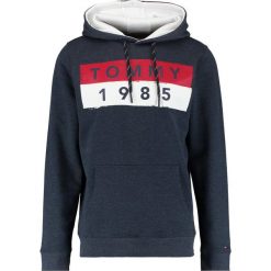 Tommy Jeans BASIC BLOCK LOGO Bluza z kapturem black iris. Bluzy z kapturem marki Tommy Jeans. Za 379.00 zł.