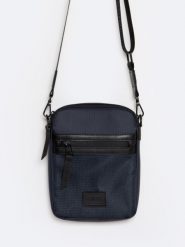 Torba męska typu crossbody granatowa Wotino 403. Niebieskie torby na ramię BIG STAR, bez wzorów, z gumy, na ramię, małe, z tłoczeniem, bez dodatków. W wyprzedaży za 139.99 zł.