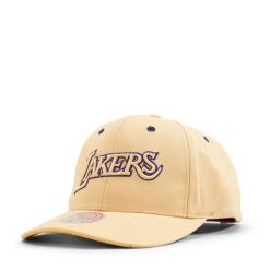 Czapka typu snapback Los Angeles Lakers. Żółte czapki z daszkiem Mitchell & Ness, bez wzorów. Za 190.50 zł.