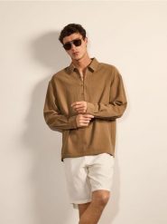 Strukturalna koszula comfort - brązowy. Brązowe koszule Reserved, l, bez wzorów, z bawełny, bez kołnierzyka, bez ramiączek. Za 139.99 zł.