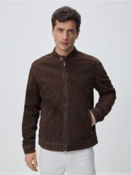 Zamszowa kurtka - ciemnobrązowy. Brązowe kurtki Reserved, l, bez wzorów, ze skóry, bez kaptura. Za 599.99 zł.