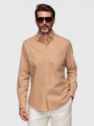 Koszula męska lniana z klasycznym kołnierzykiem i kieszeniami REGULAR FIT – jasnobrązowa V7 - Rozmiar: L. Brązowe koszule Ombre Clothing, na lato, l, z aplikacjami, z bawełny, bez kołnierzyka, bez ramiączek. W wyprzedaży za 160.99 zł.