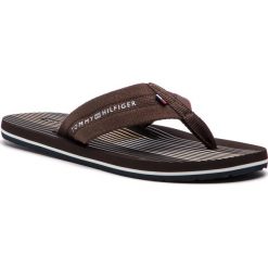 Japonki TOMMY HILFIGER - Striped Footbed Beach Sandal FM0FM01933 Coffee Bean 212. Brązowe japonki Tommy Hilfiger, bez wzorów, z materiału. W wyprzedaży za 129.00 zł.