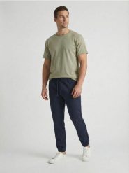 Bawełniane spodnie jogger - granatowy. Niebieskie joggery i bojówki Sinsay, bez wzorów, z bawełny. Za 49.99 zł.