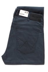 WRANGLER SPODNIE MĘSKIE LARSTON NAVY W18SR3114 112127603. Niebieskie spodnie materiałowe Wrangler, l, bez wzorów, z jeansu. W wyprzedaży za 99.99 zł.