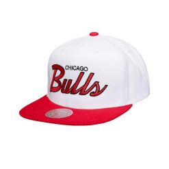 Czapka typu snapback Mitchell & Ness Heritage Script Chicago Bulls. Białe czapki z daszkiem Mitchell & Ness, bez wzorów. Za 197.00 zł.