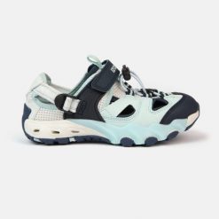 Sandały Frosty K V4 wodoodporne, regulowane, z antypoślizgową podeszwą. Niebieskie sandały Izas, bez zapięcia. W wyprzedaży za 252.13 zł.