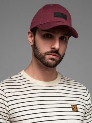 Czapka męska bejsbolówka z daszkiem oraz prostokątną naszywką – bordowa V8 OM-ACCS-0104 - uniwersalny. Czerwone czapki z daszkiem Ombre Clothing, z aplikacjami, z bawełny. Za 59.99 zł.