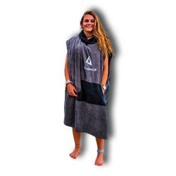 Surf poncho w kolorze szarym z kapturem i kieszenią kangurką. Czarne szlafroki GUNSAILS, uniwersalny, bez wzorów, bez ramiączek, z kapturem. Za 219.00 zł.