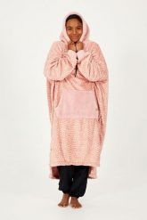 Sofa Poncho dla dorosłych - przytulna i ciepła - pudrowy róż. Czerwone szlafroki AFTER ESSENTIALS, s, bez wzorów, z materiału, bez ramiączek, z kapturem. Za 186.00 zł.