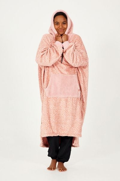 Sofa Poncho dla dorosłych - przytulna i ciepła - pudrowy róż. Czerwone szlafroki AFTER ESSENTIALS, s, bez wzorów, z materiału, bez ramiączek, z kapturem. Za 186.00 zł.