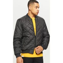 Pikowana bomberka - Czarny. Kurtki marki Under Armour. Za 149.99 zł.