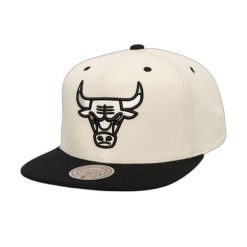 Czapka typu snapback Mitchell & Ness Evergreen Chicago Bulls. Białe czapki z daszkiem Mitchell & Ness, bez wzorów. Za 214.50 zł.