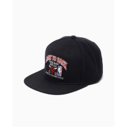 Czapka typu snapback Chicago Bulls 91-92 Back To Back Champs HWC. Czarne czapki z daszkiem Mitchell & Ness, bez wzorów. Za 189.00 zł.
