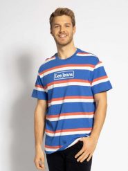 LEE SEASONAL STRIPE LOGO MĘSKI T-SHIRT RELAXED FIT SUMMER BLUE L61FBSNJ 112113836. Niebieskie t-shirty Lee, l, bez wzorów, bez kołnierzyka, bez ramiączek. Za 69.99 zł.