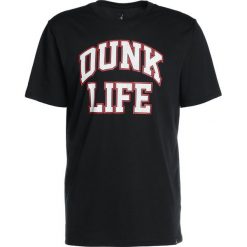 Jordan RISE BASKETBALL VERBIAGE TEE Tshirt z nadrukiem black/white. T-shirty sportowe marki Jordan. W wyprzedaży za 126.65 zł.