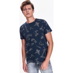 T-SHIRT MĘSKI Z NADRUKOWANYM WZOREM. Bluzki z długim rękawem marki TOP SECRET. Za 39.99 zł.