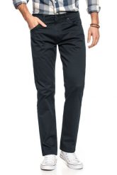 WRANGLER SPODNIE MĘSKIE GREENSBORO NAVY W15Q12114 112126824. Niebieskie spodnie materiałowe Wrangler, l, bez wzorów, z materiału. Za 199.99 zł.