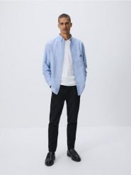 Koszula regular fit z haftem - jasnoniebieski. Niebieskie koszule Reserved, l, bez wzorów, z bawełny, bez kołnierzyka, bez ramiączek. Za 139.99 zł.
