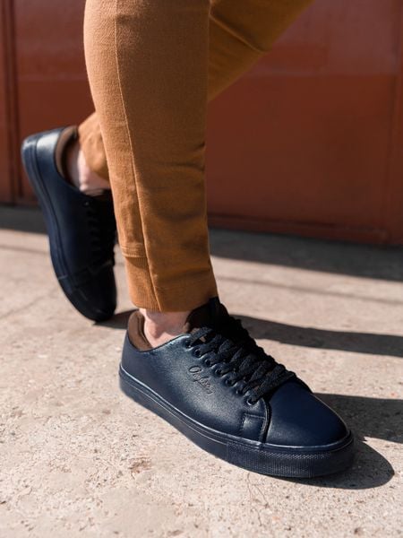 Półbuty męskie - granatowe - Rozmiar: 40. Niebieskie eleganckie półbuty Ombre Clothing, bez wzorów, z gumy, bez obcasa, bez zapięcia. W wyprzedaży za 79.99 zł.