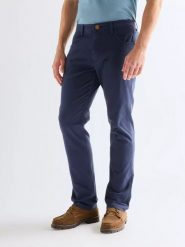 MĘSKIE SPODNIE WRANGLER GREENSBORO NAVY 112378468. Niebieskie spodnie materiałowe Wrangler, l, bez wzorów, z materiału. Za 219.99 zł.