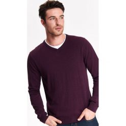 SWETER MĘSKI Z DEKOLTEM W SEREK. Czerwone swetry nierozpinane marki TOP SECRET, na jesień, z dzianiny, z dekoltem w serek. W wyprzedaży za 39.99 zł.