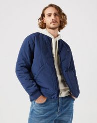 WRANGLER MĘSKA KURTKA PUFFER JACKET BLACK IRIS 112350420 W4Y5017555. Czarne kurtki Wrangler, m, bez wzorów, bez kaptura. Za 359.99 zł.
